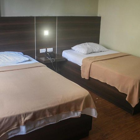 Oyo 1011 First Hotel Manila Bagian luar foto