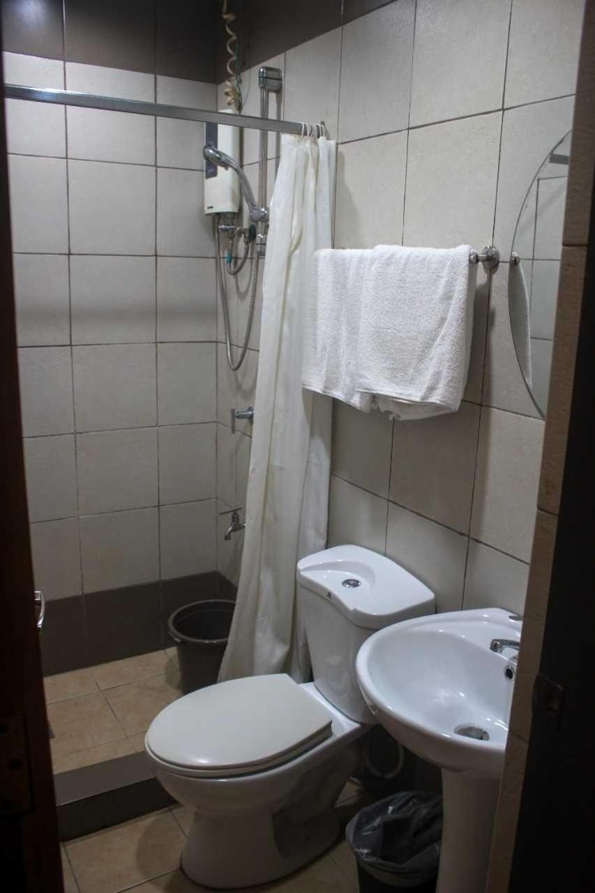 Oyo 1011 First Hotel Manila Bagian luar foto