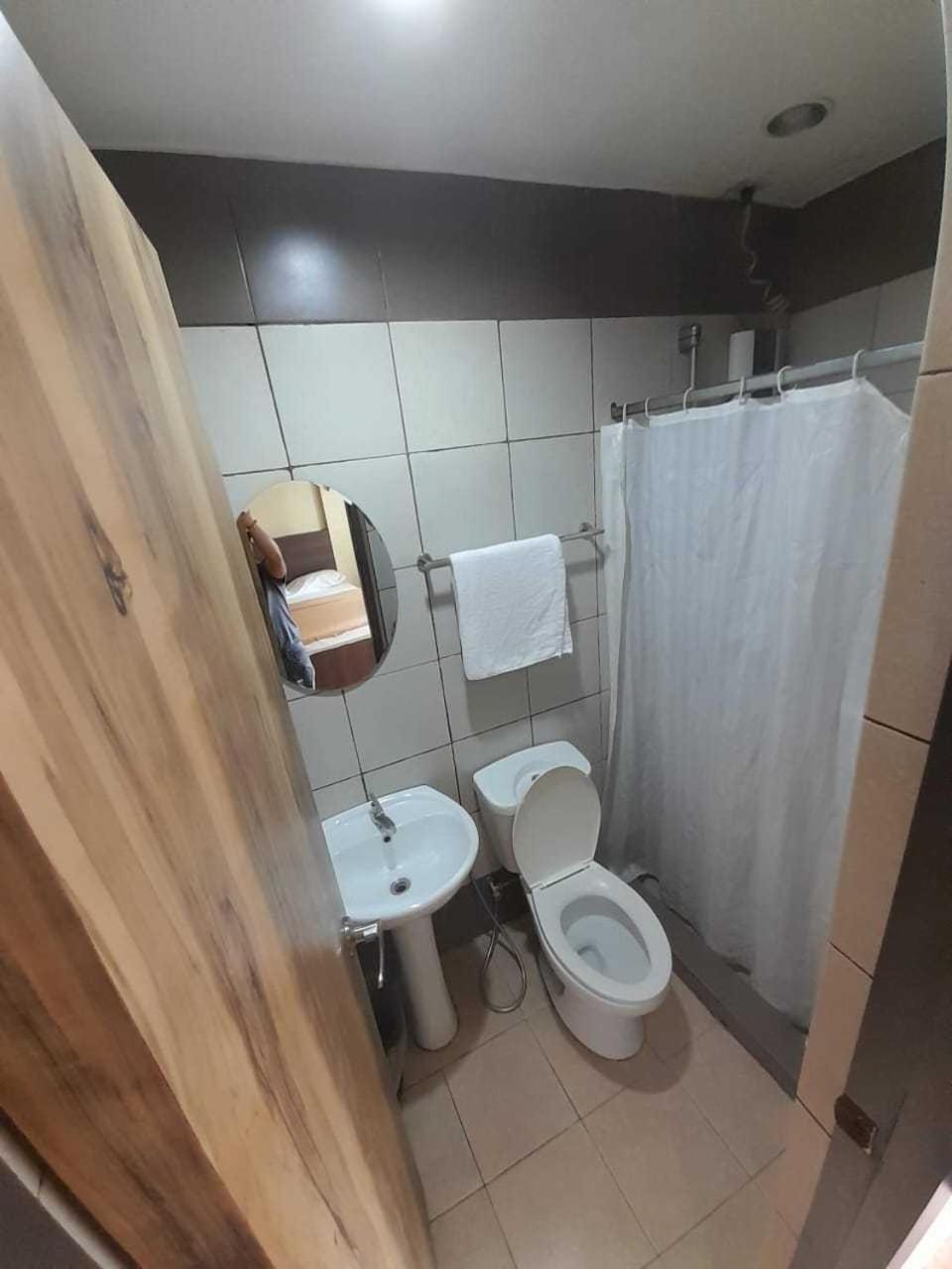 Oyo 1011 First Hotel Manila Bagian luar foto