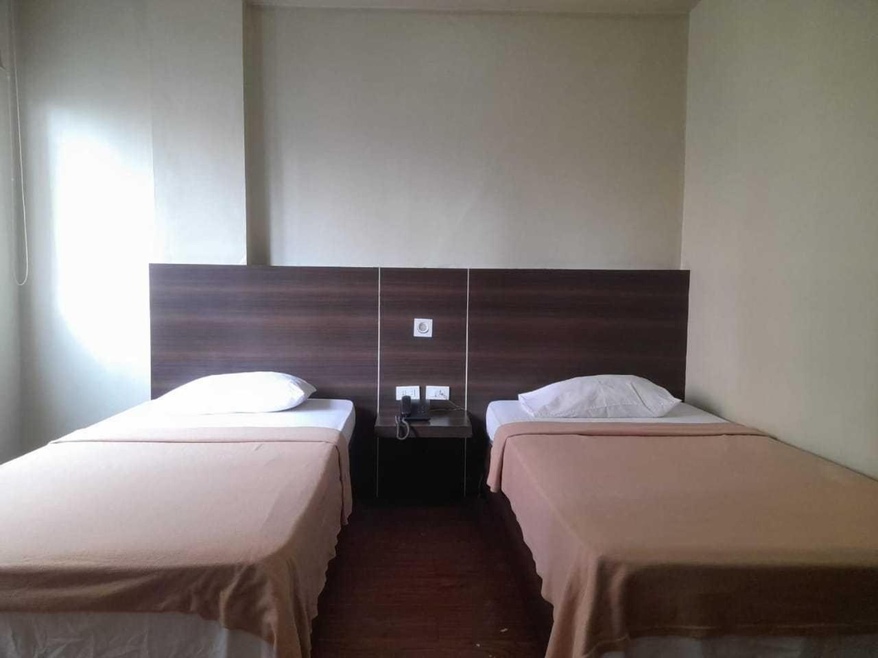 Oyo 1011 First Hotel Manila Bagian luar foto