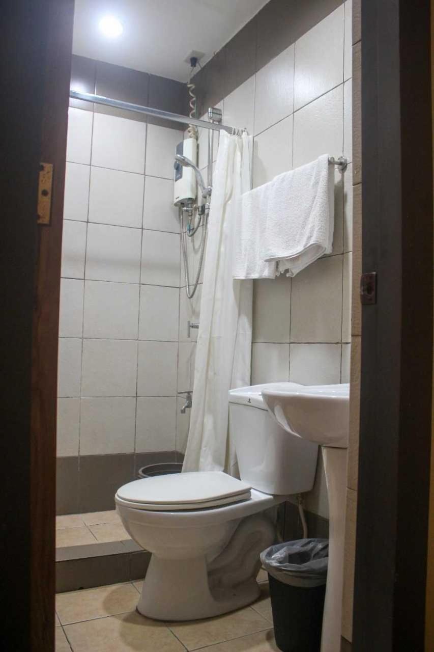 Oyo 1011 First Hotel Manila Bagian luar foto