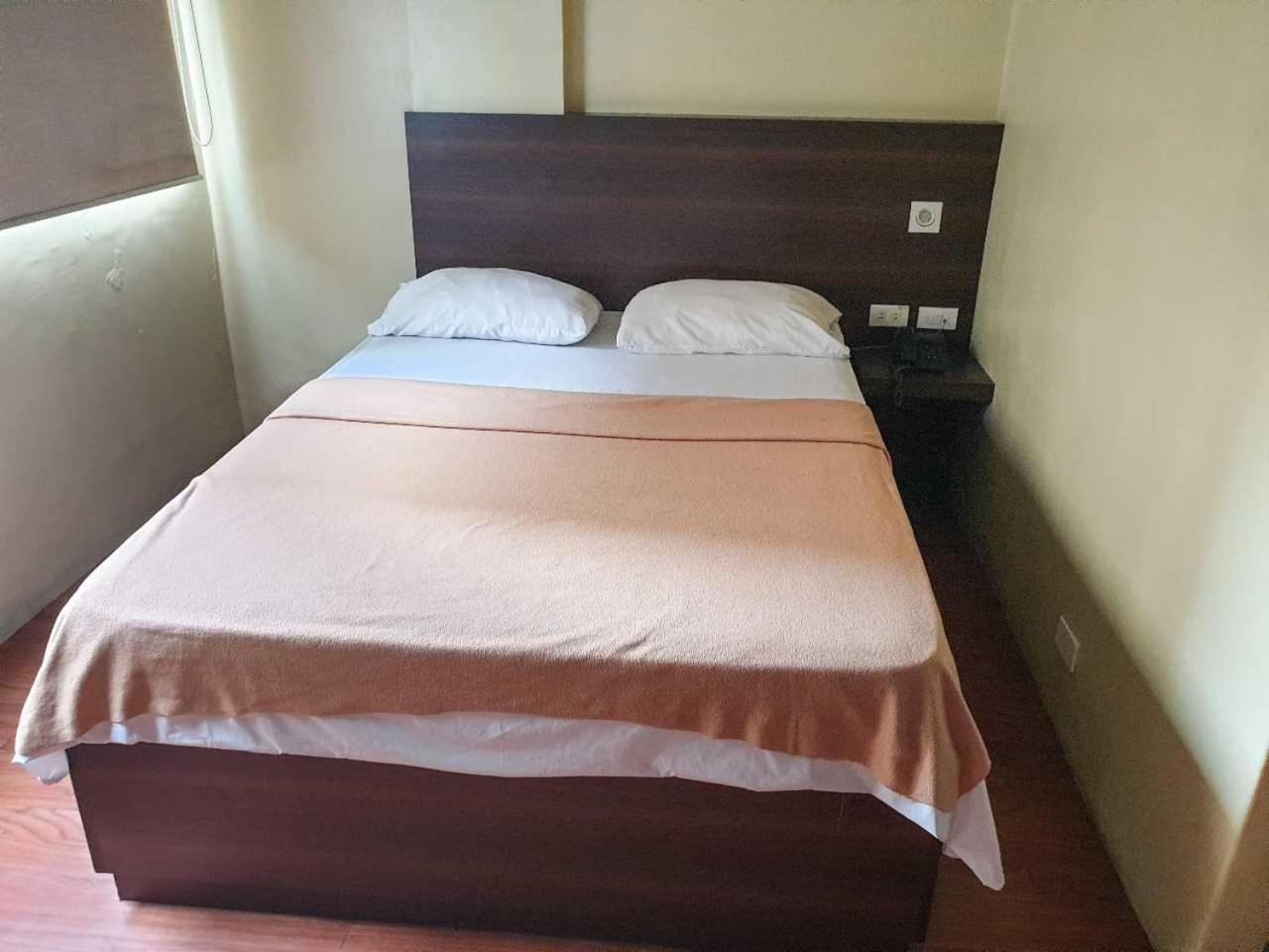 Oyo 1011 First Hotel Manila Bagian luar foto