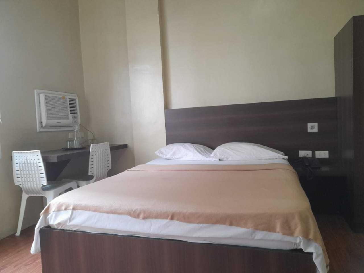 Oyo 1011 First Hotel Manila Bagian luar foto