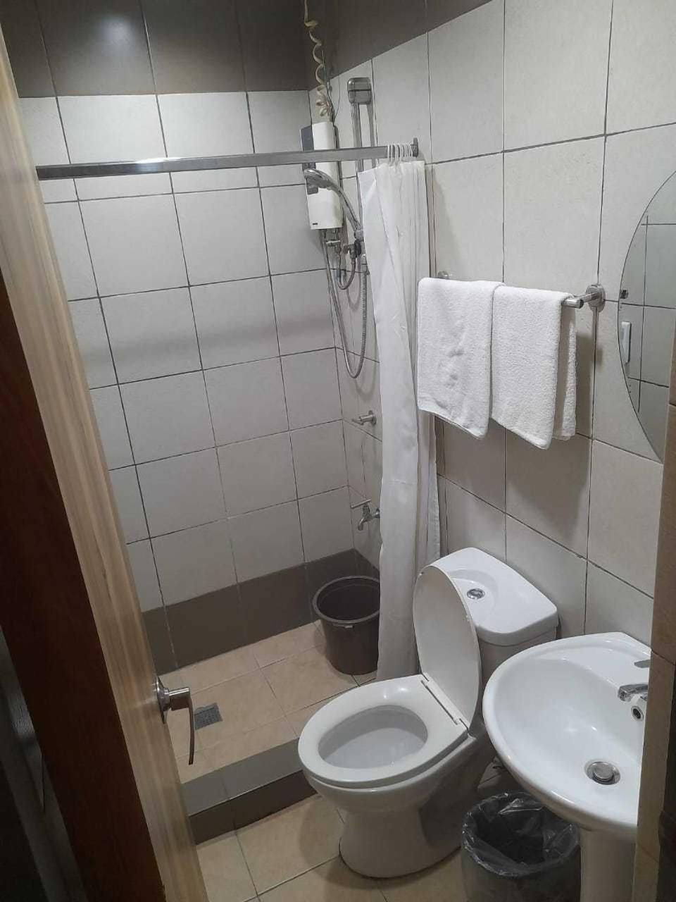 Oyo 1011 First Hotel Manila Bagian luar foto