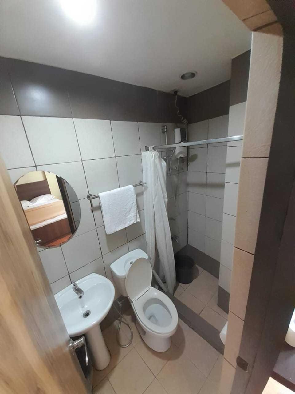 Oyo 1011 First Hotel Manila Bagian luar foto