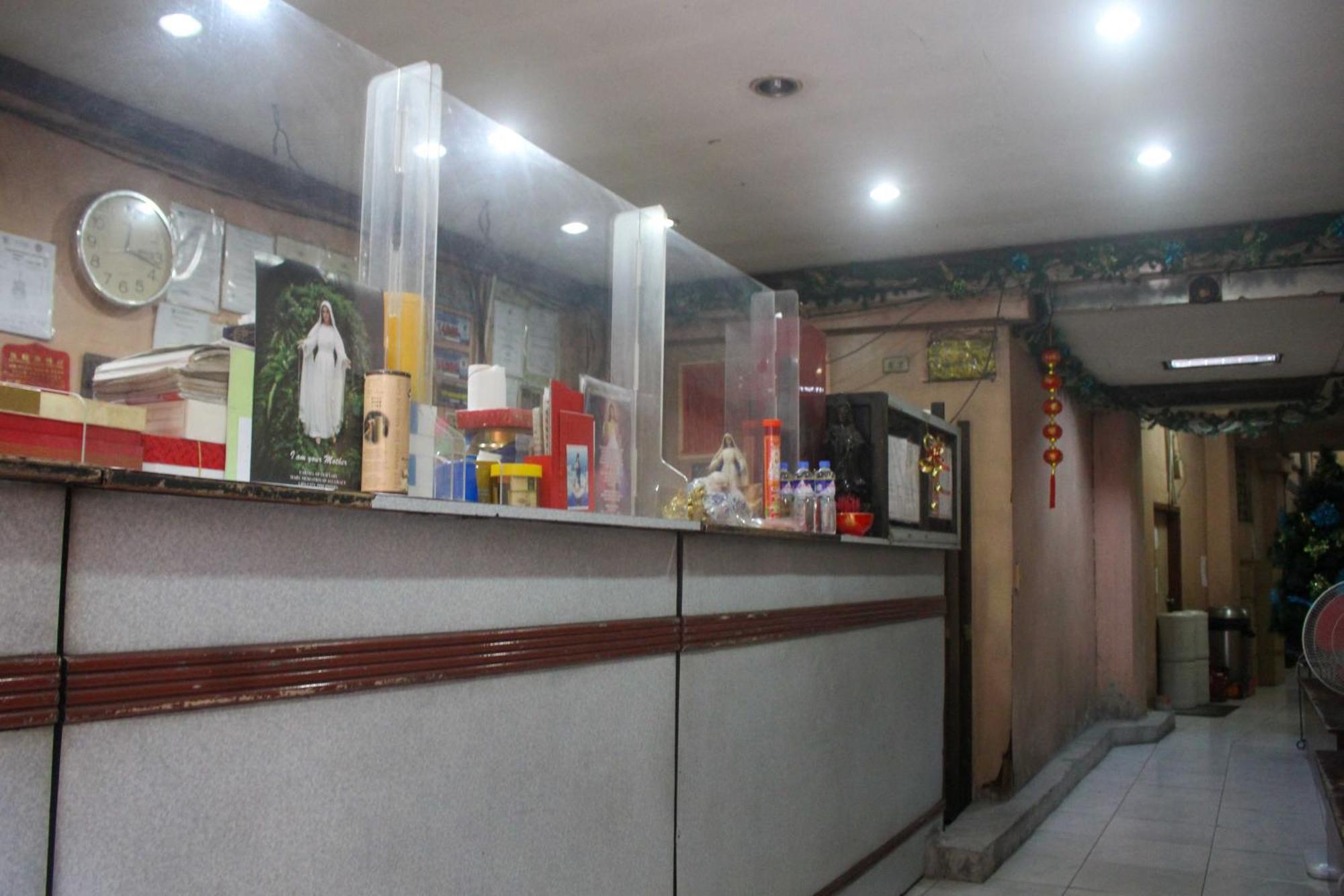 Oyo 1011 First Hotel Manila Bagian luar foto