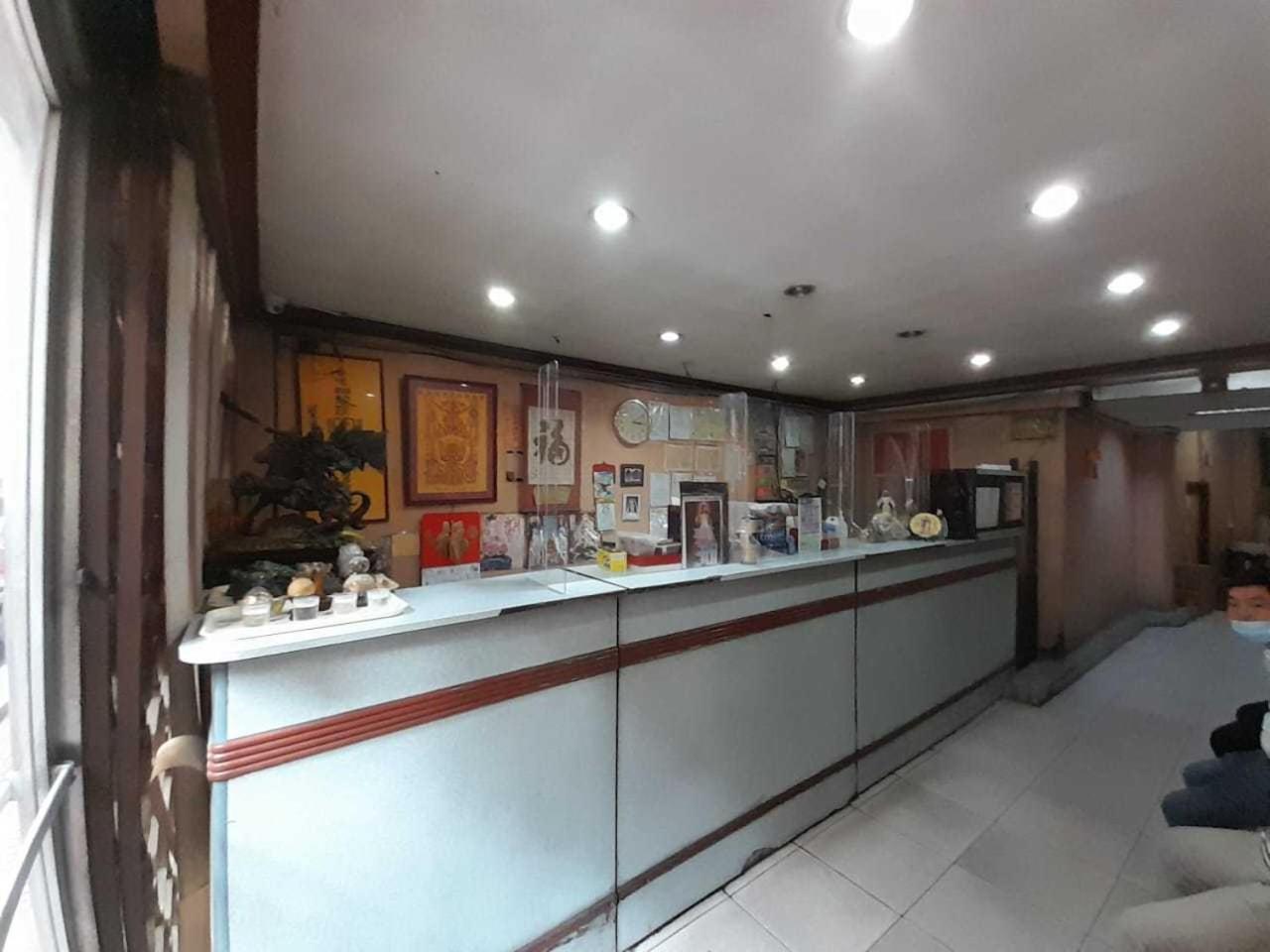 Oyo 1011 First Hotel Manila Bagian luar foto