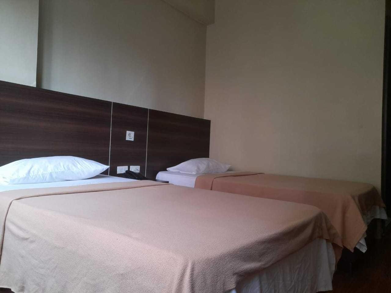 Oyo 1011 First Hotel Manila Bagian luar foto