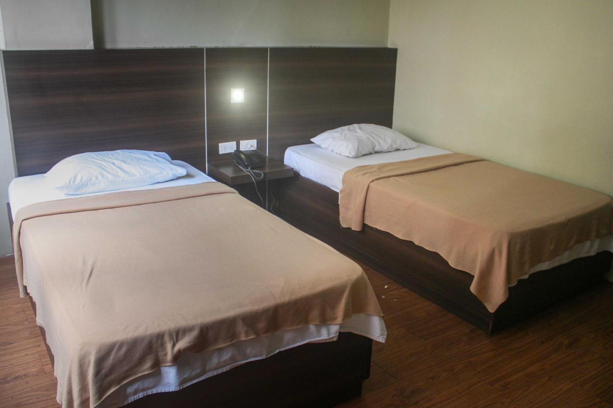 Oyo 1011 First Hotel Manila Bagian luar foto